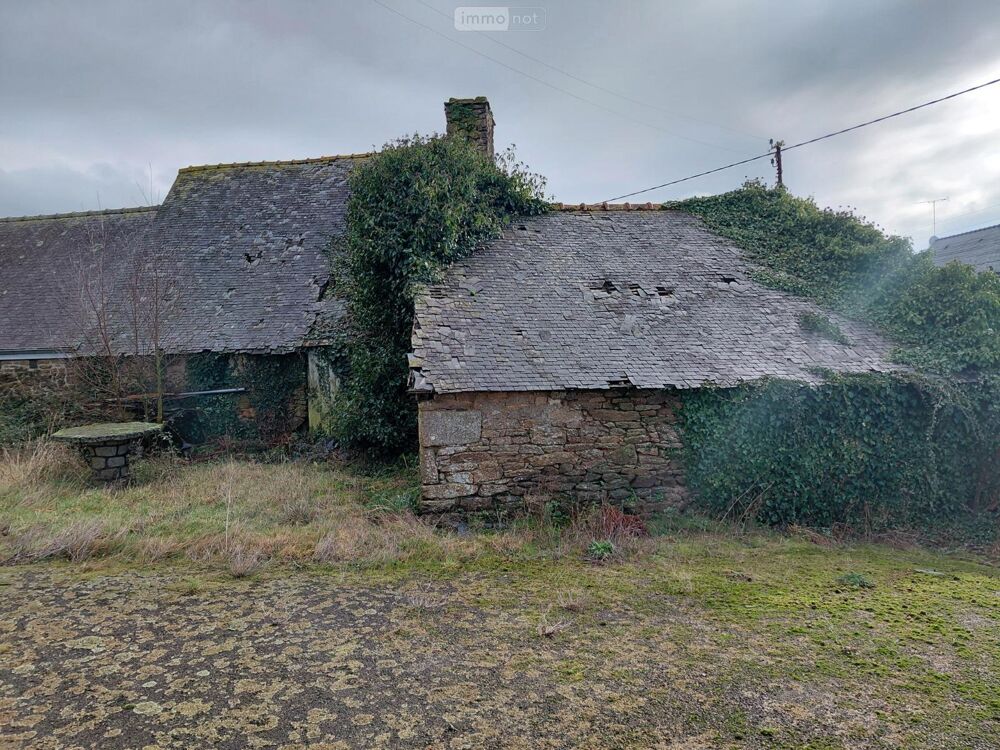 Une maison individuelle en pierre couverte sous ardoises....