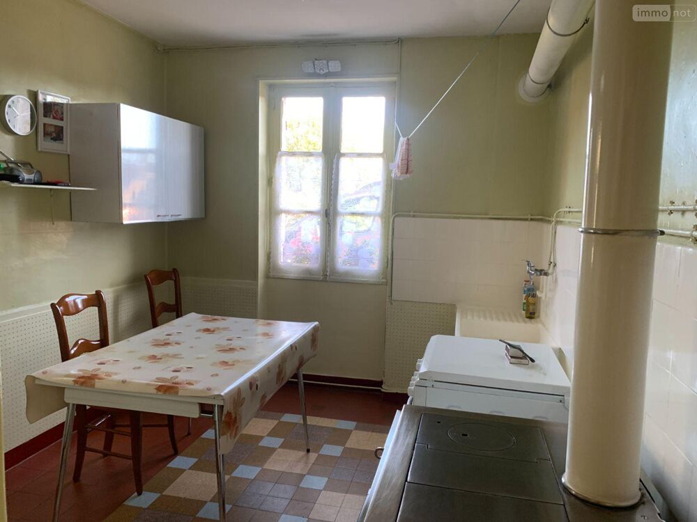 Une maison composée d''une entrée, une cuisine, une buan....