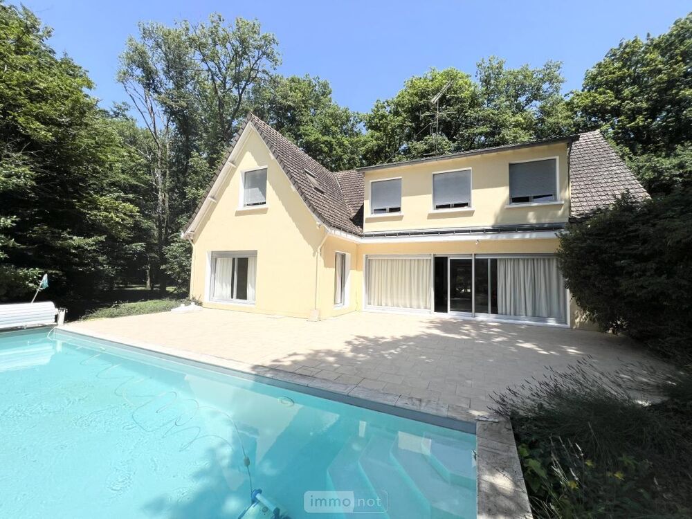 Maison d''architecte avec piscine, bien protégée des reg....