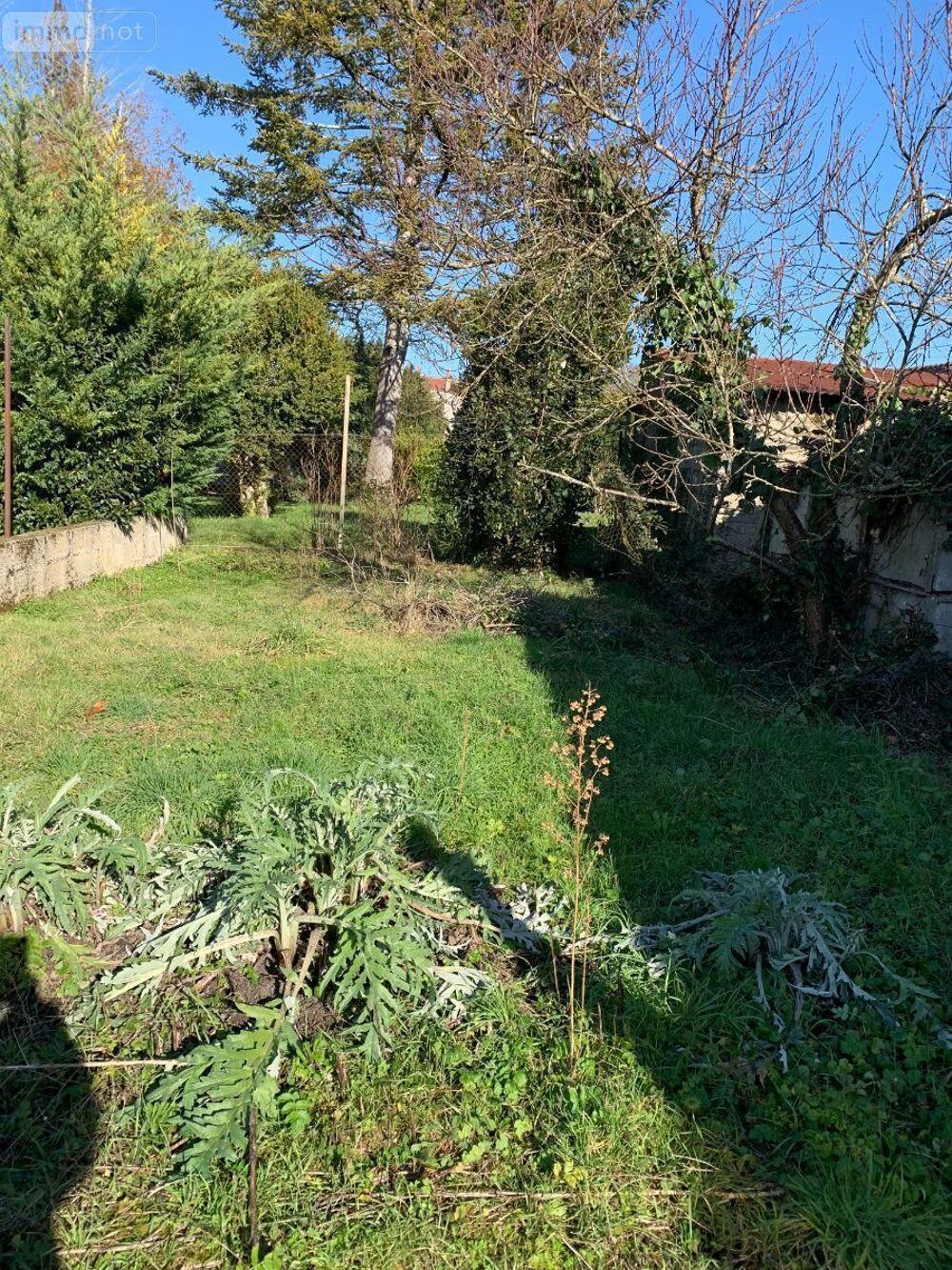 Une maison à restaurer composée d''un séjour, un salon, ....