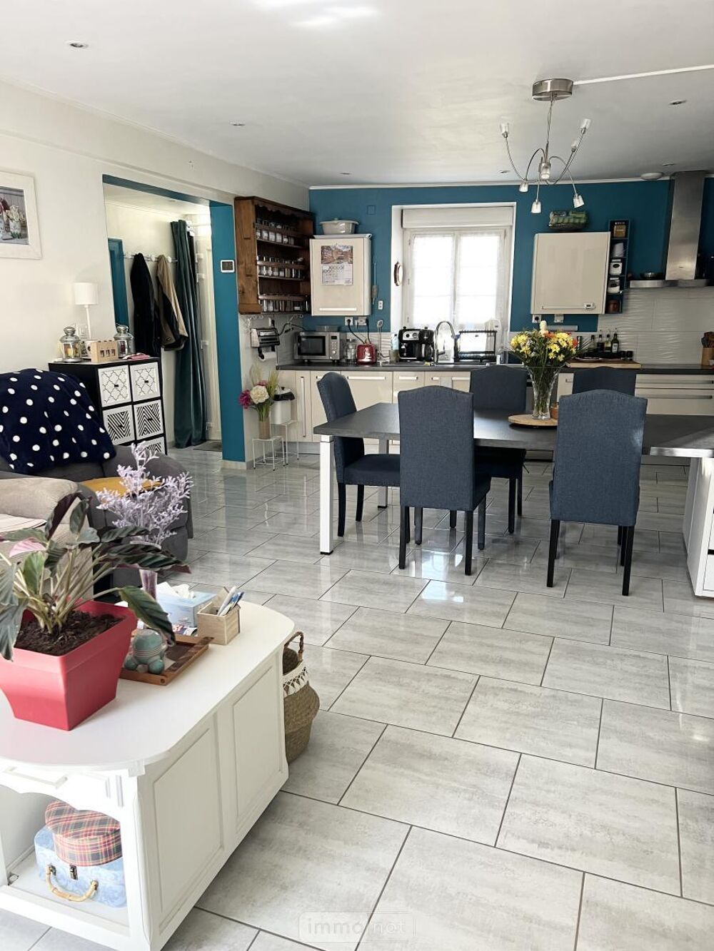 Cette maison de ville, idéalement située sur la commune ....