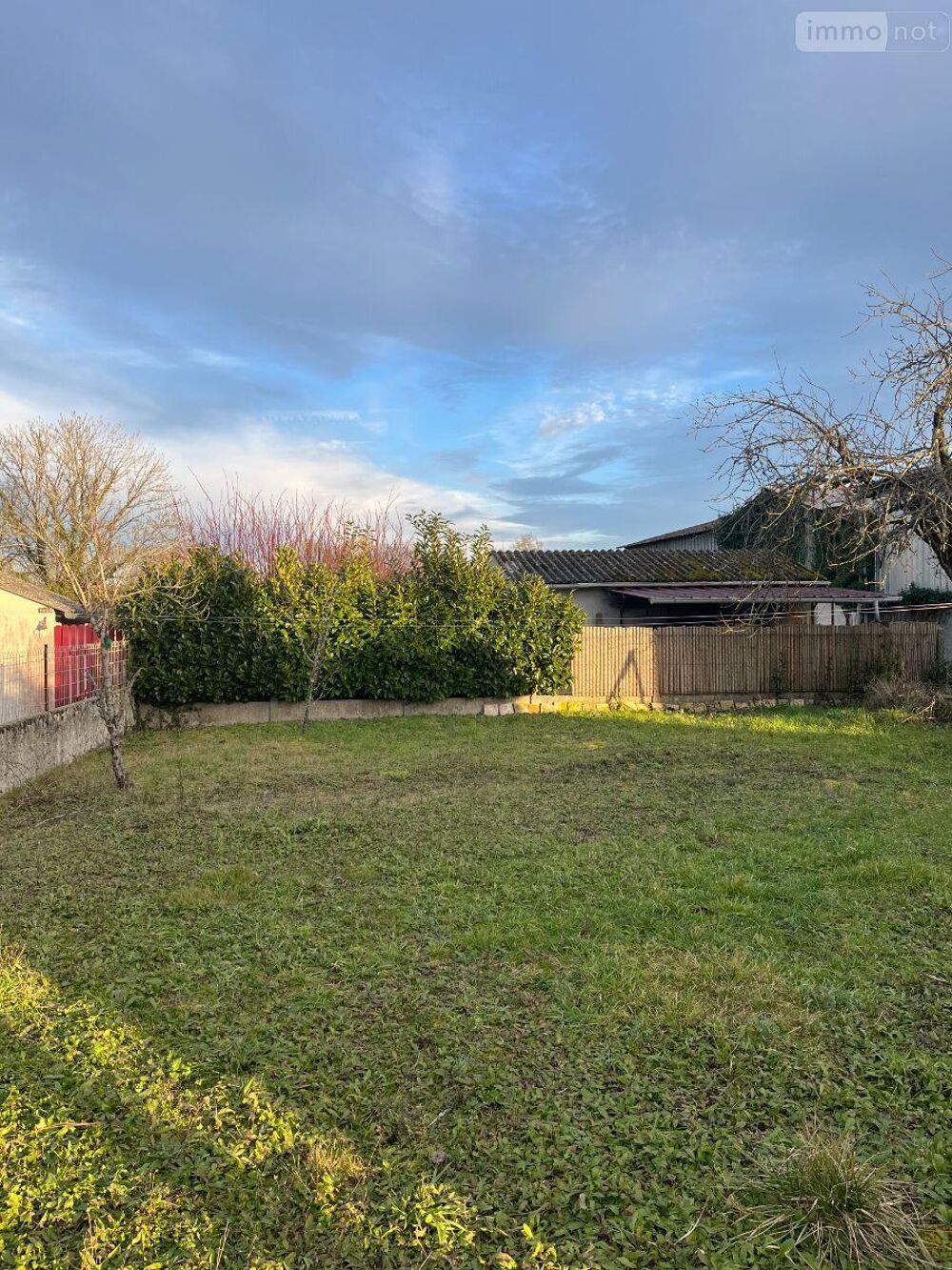 Une maison de bourg composée d''une pièce de vie avec un....