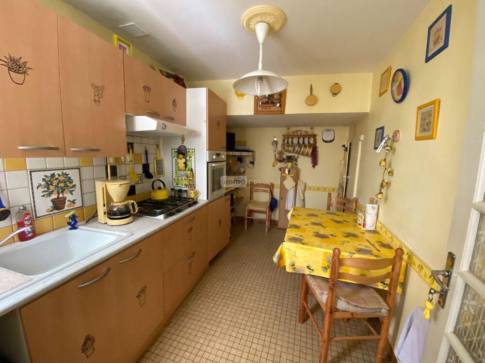 Charmante maison de bourg offrant, au rez-de-chaussée, u....
