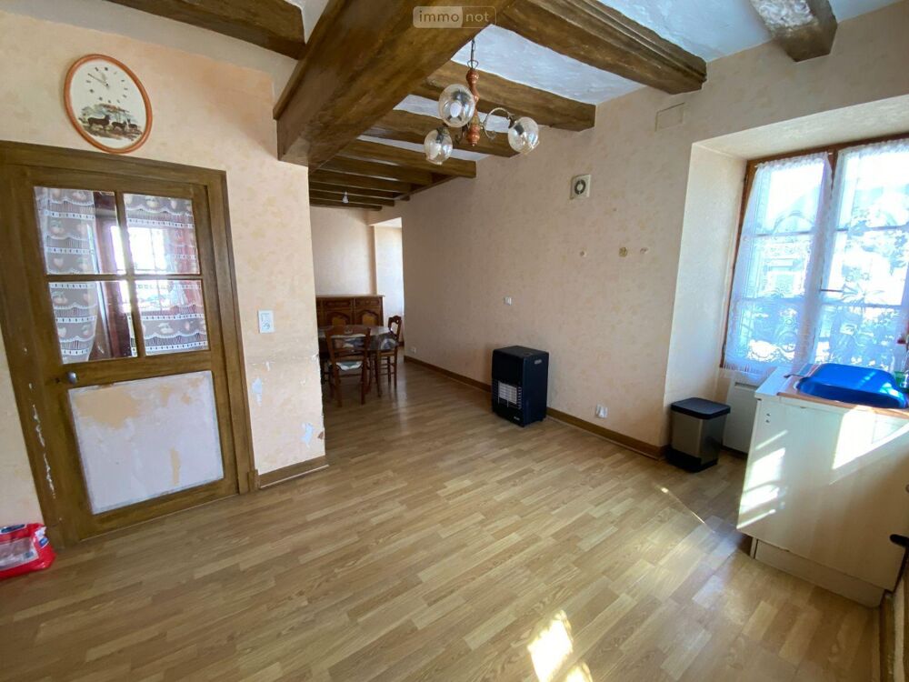 Une maison ancienne en centre bourg composée d''une pièc....