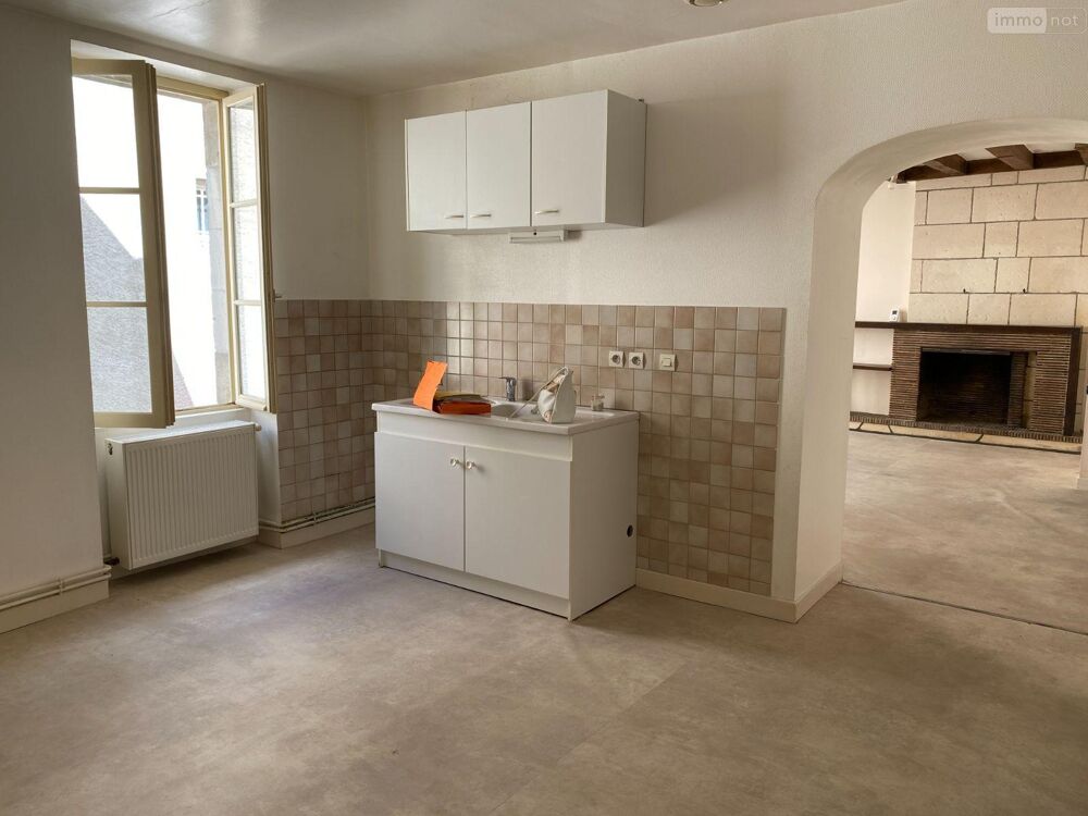 Un immeuble situé en plein centre ville comprenant : ....