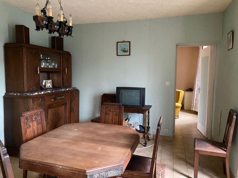 Charmante maison de bourg mitoyenne, habitable en l''éta....