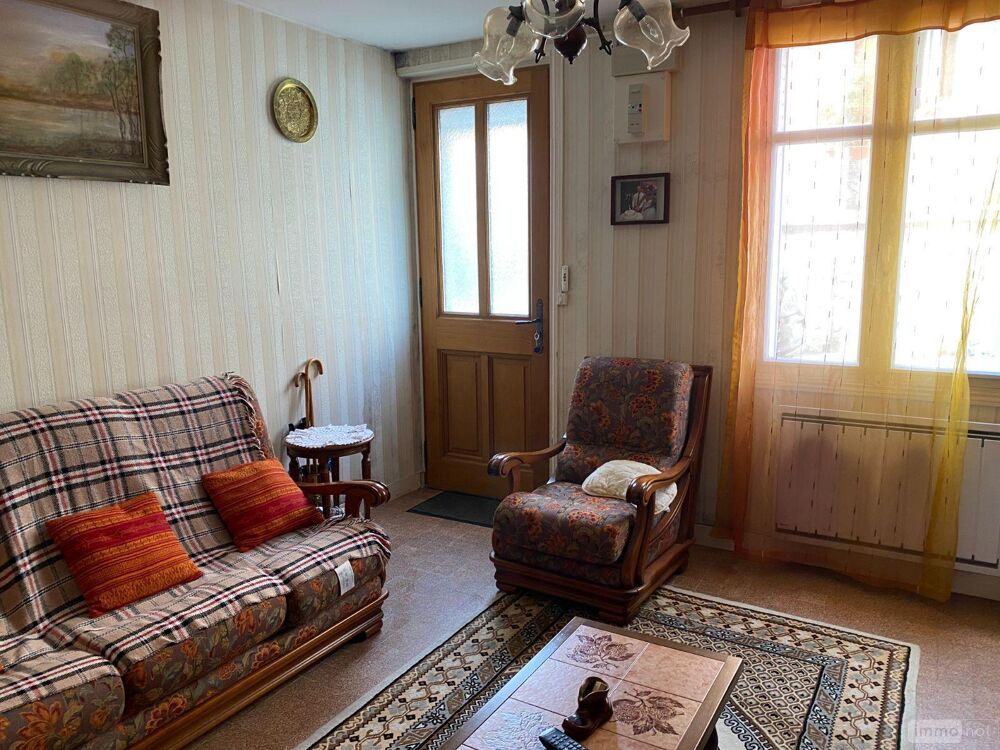 Une maison d''habitation située en centre de bourg, comp....