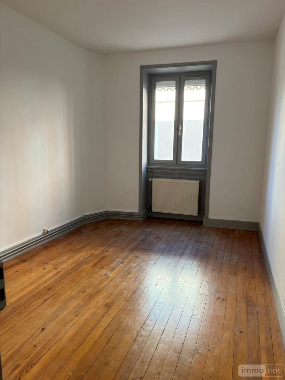 APPARTEMENT rénové situé au 1er niveau, composé d''une e....