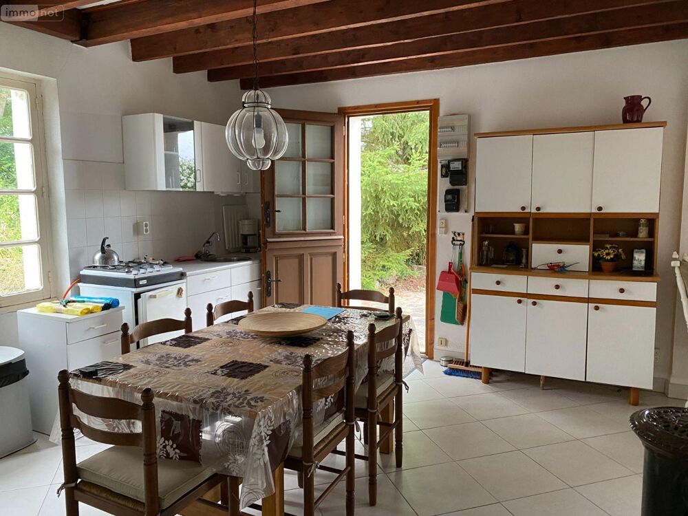 Maison en campagne composée d''une pièce de vie (poêle à....