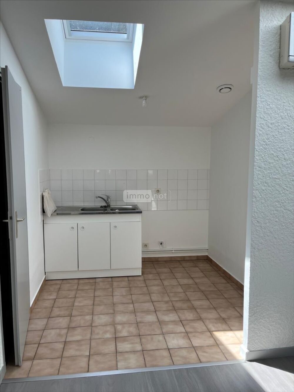 TREVOUX appartement rénové situé au 2ème étage, composé....