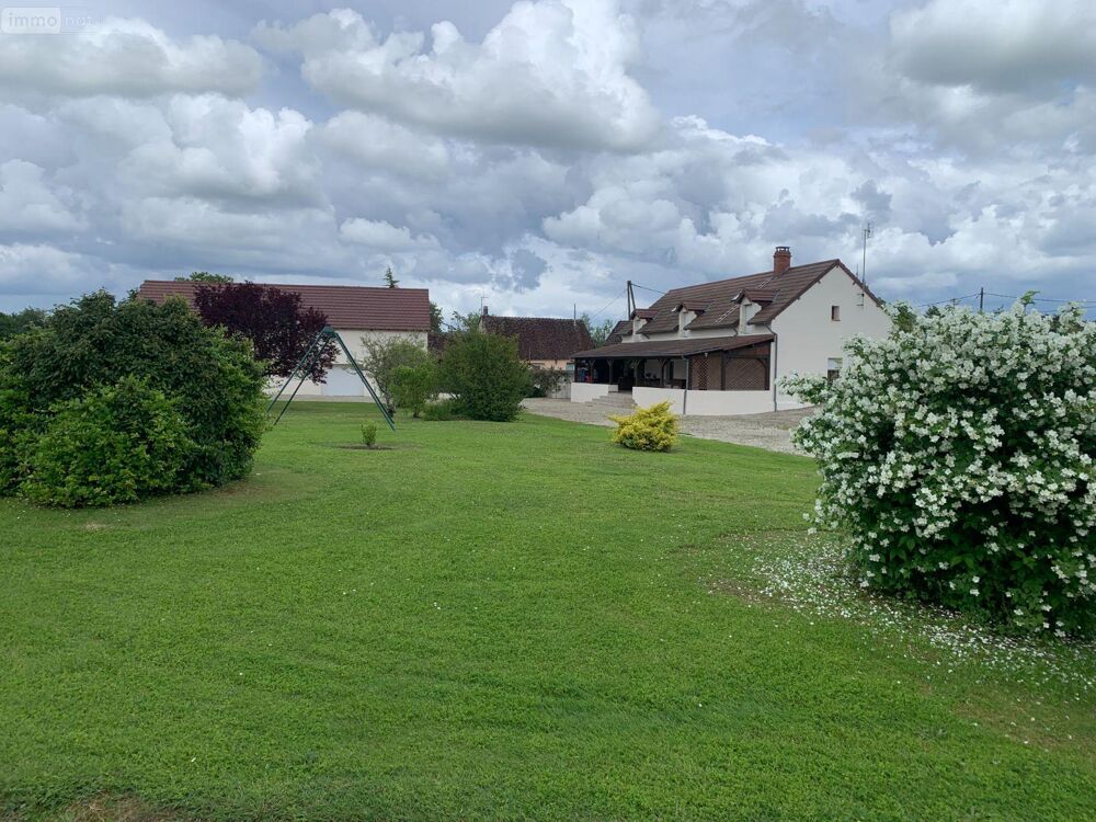 Située en Brenne Maison en bon état avec plan d''eau, dé....