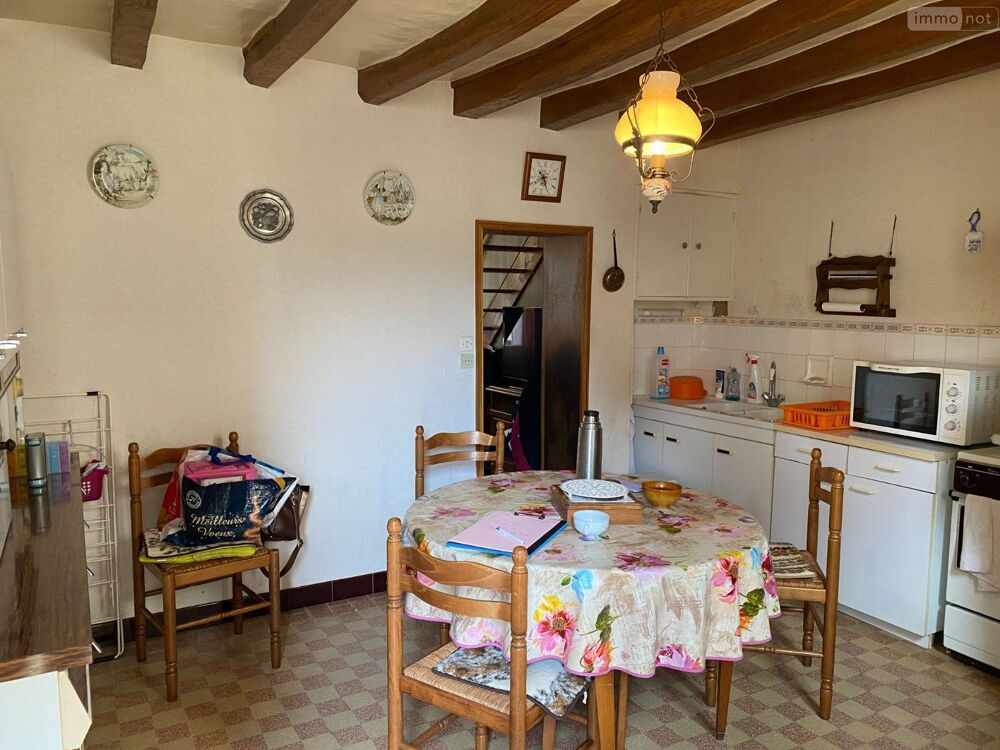 Une maison d''habitation située en centre de bourg, comp....