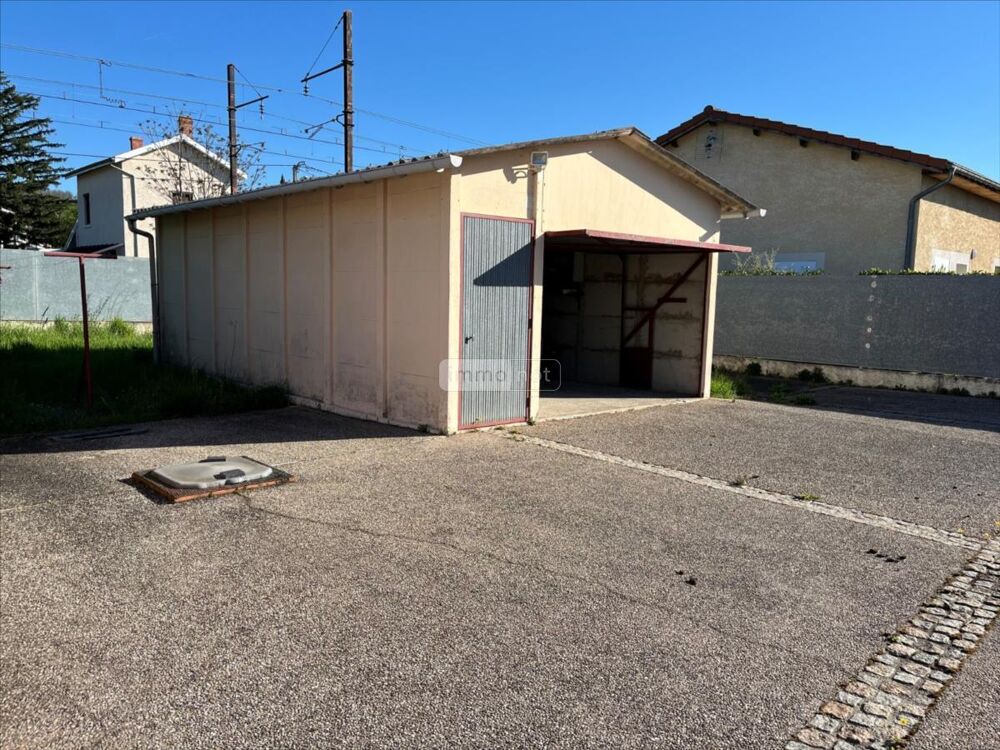 BEYNOST spacieuse maison édifiée sur une parcelle de 790....