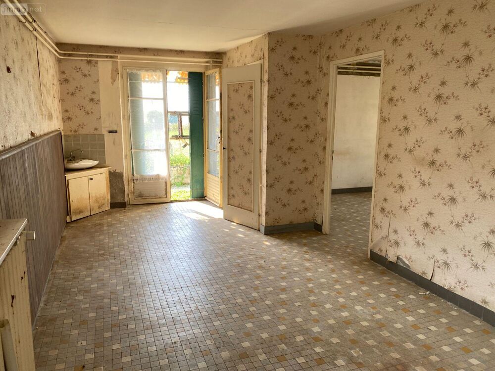 Maison ancienne avec dépendances, composée : D''une c....