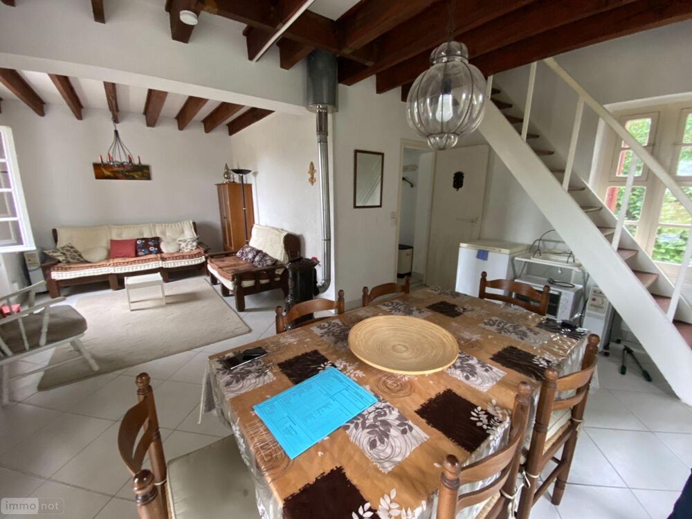 Maison en campagne composée d''une pièce de vie (poêle à....
