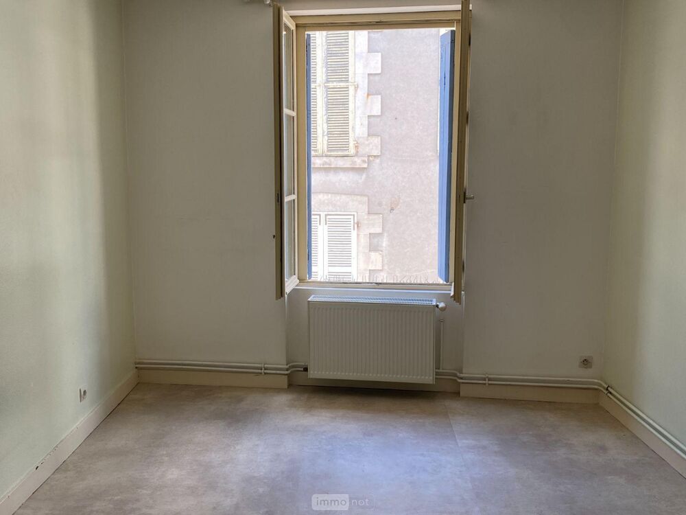 Un immeuble situé en plein centre ville comprenant : ....