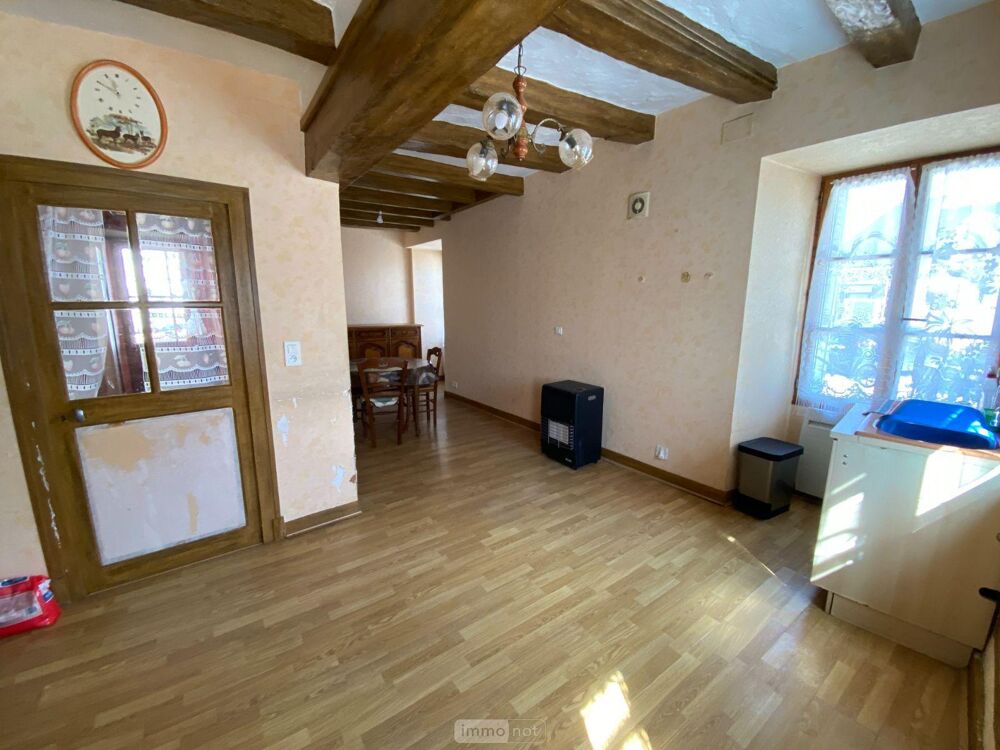 Une maison ancienne en centre bourg composée d''une pièc....