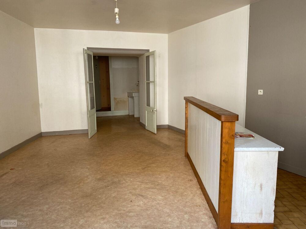 Maison idéalement située en plein centre-bourg, à proxim....