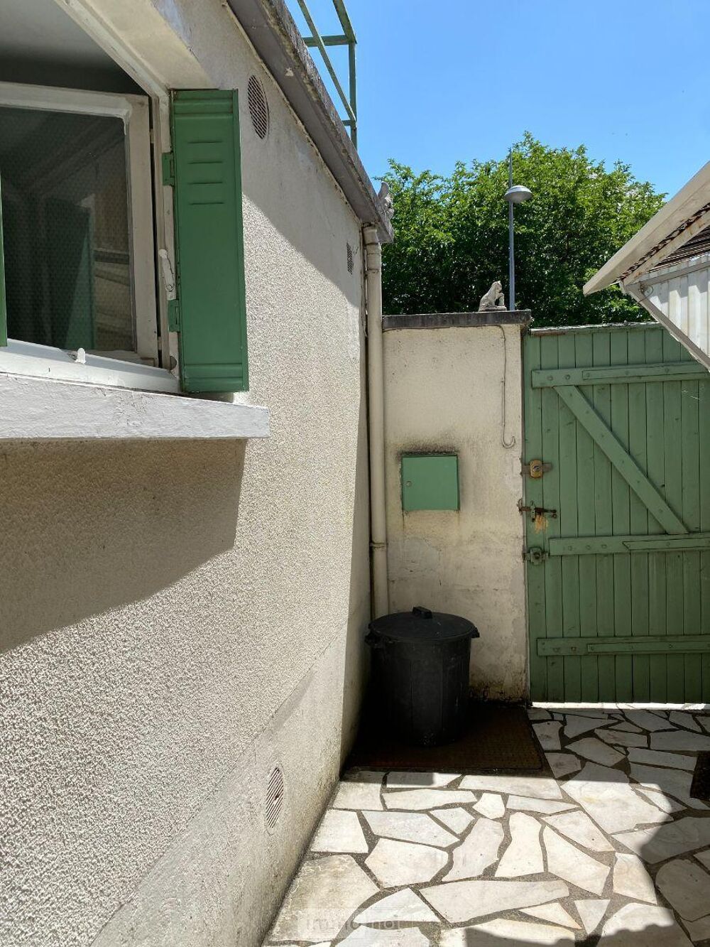 Charmante maison de bourg offrant, au rez-de-chaussée, u....