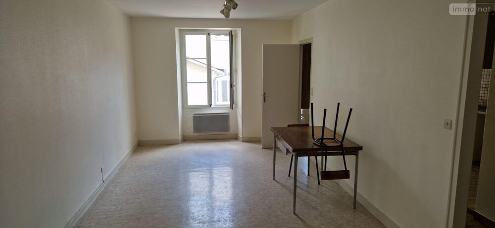 Maison idéalement située en plein coeur du bourg, à prox....