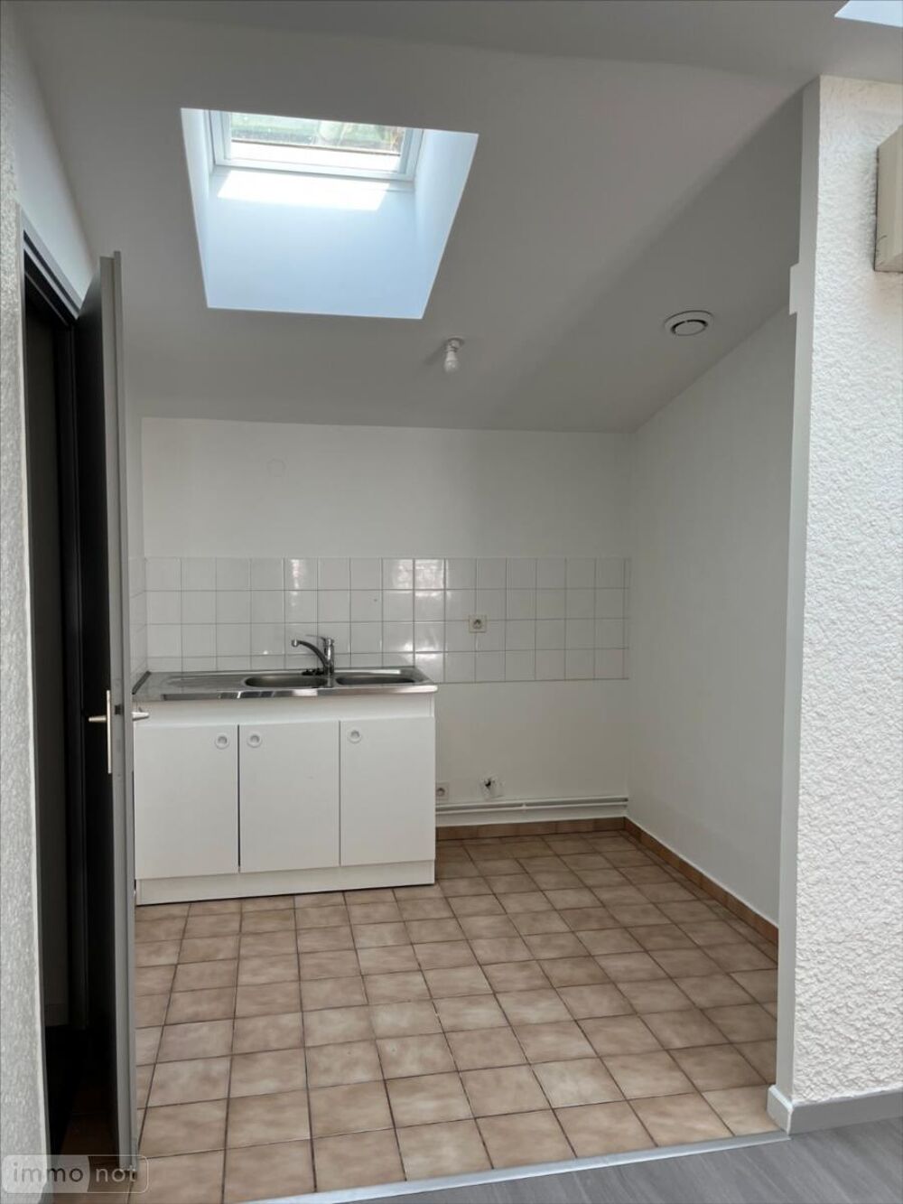 TREVOUX appartement rénové situé au 2ème étage, composé....