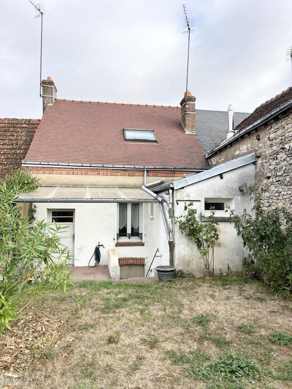 Idéalement située dans un quartier calme de Oucques, pet....