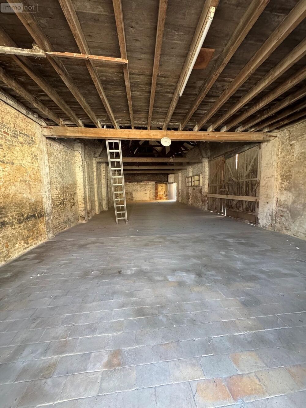   Vente / Entrepôt - 150 m² 