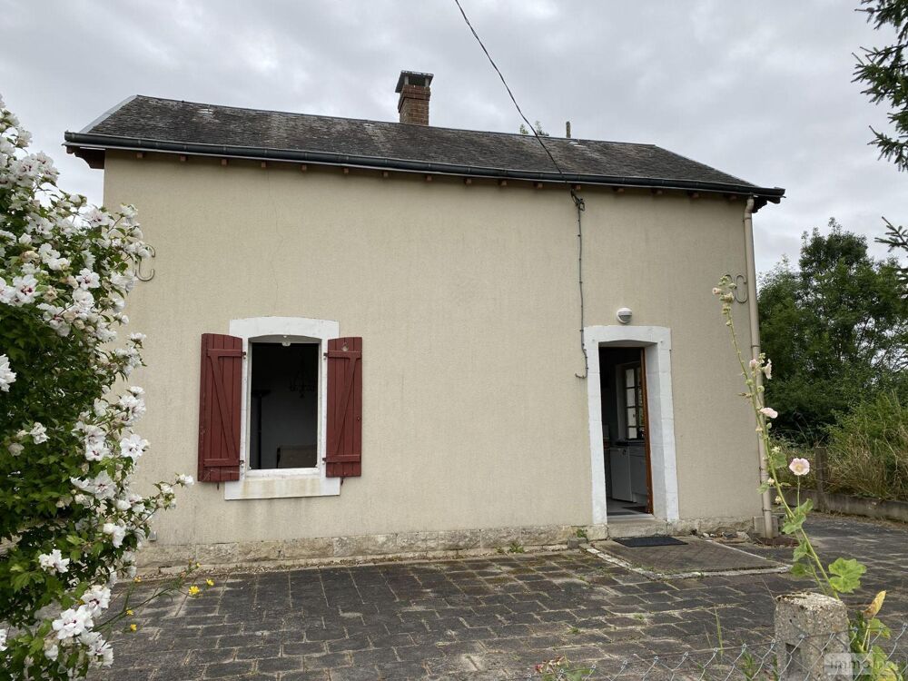 Maison en campagne composée d''une pièce de vie (poêle à....