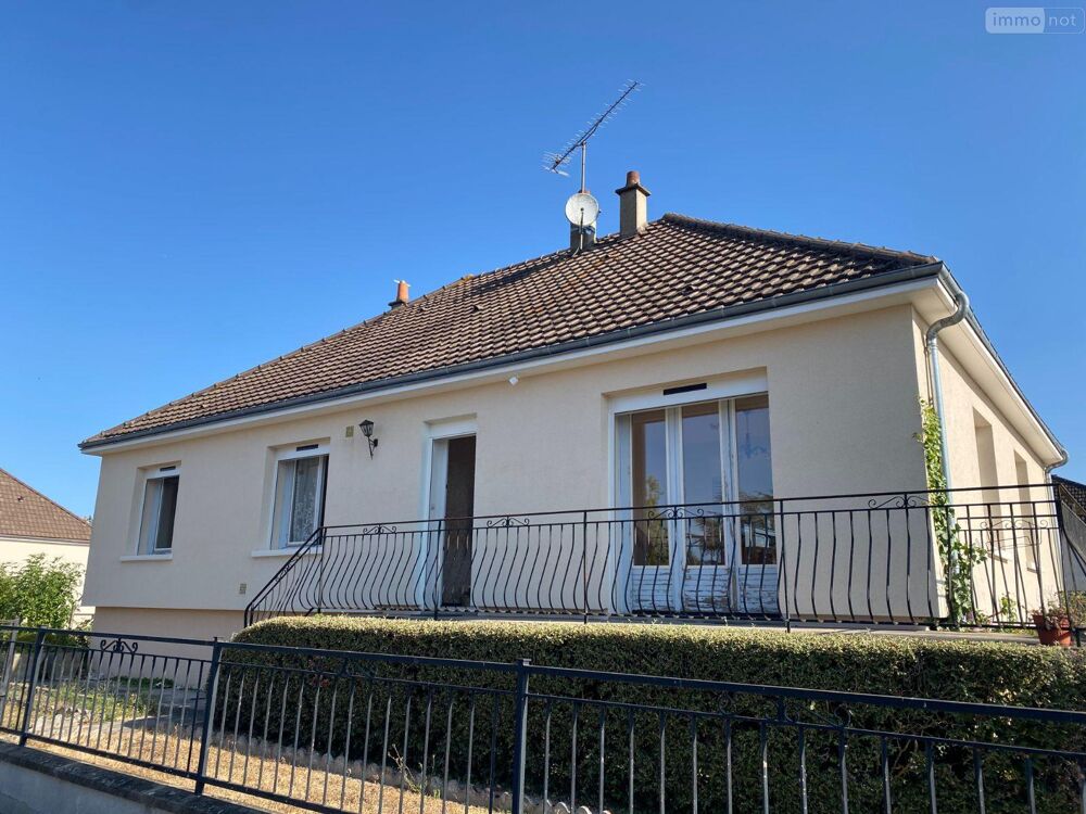 Pavillon édifié sur un sous-sol surélevé, comprenant une....