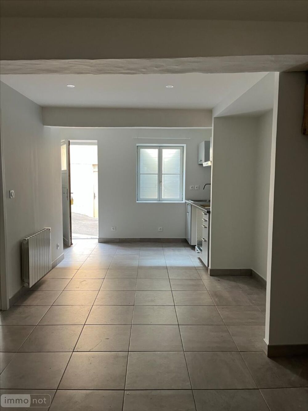 APPARTEMENT situé en rez de chaussée composé d''une cuis....