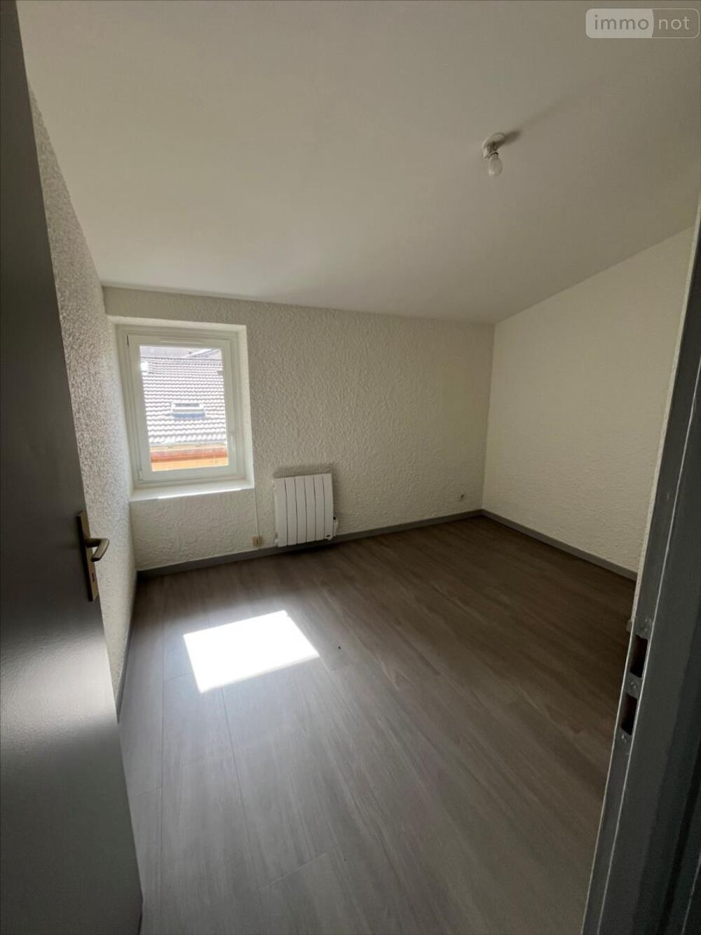 TREVOUX appartement rénové situé au 2ème étage, composé....