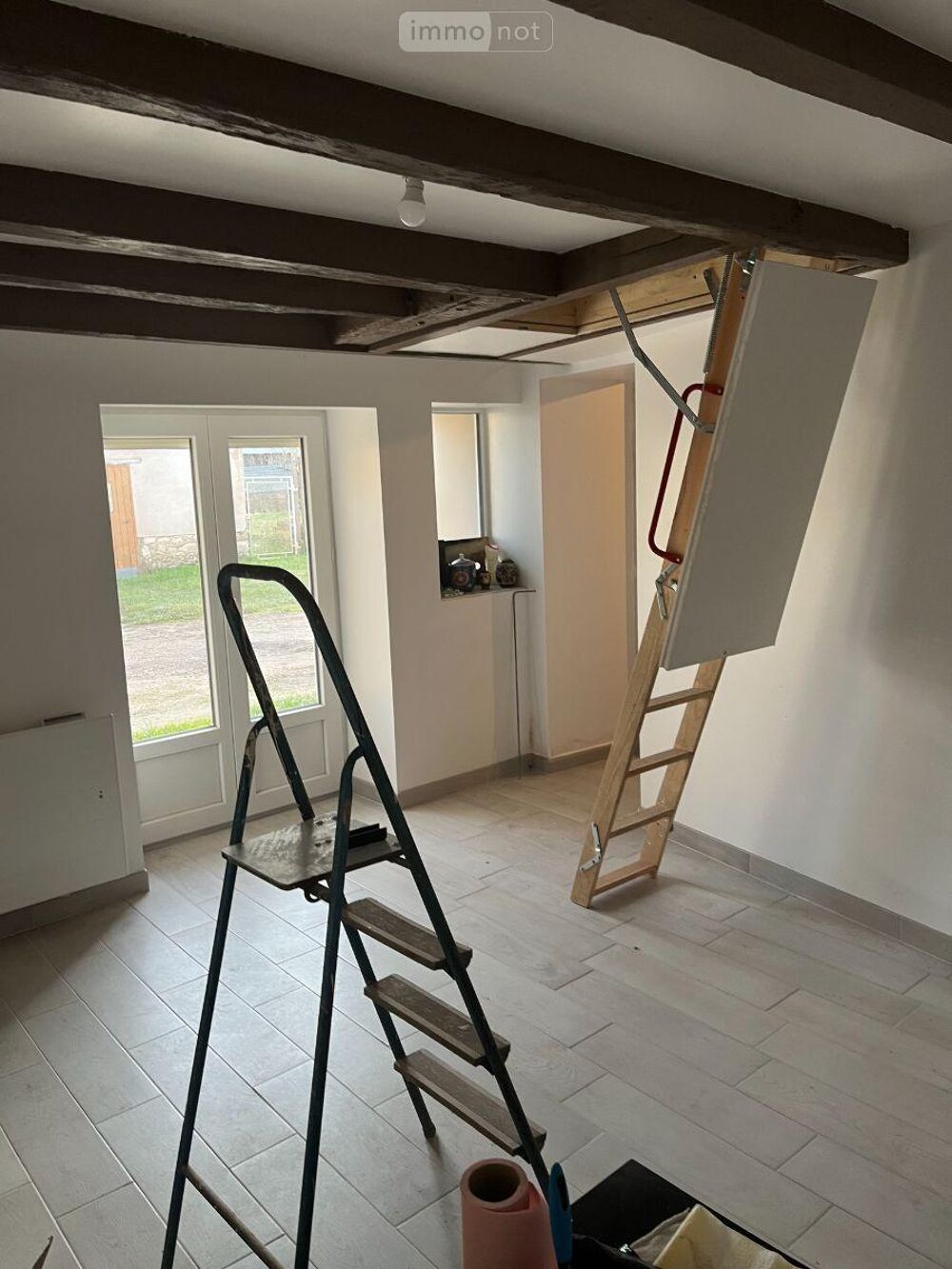 Une maison de bourg composée d''une pièce de vie avec un....