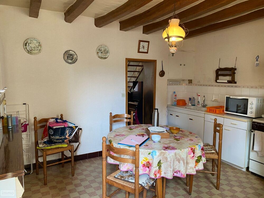 Une maison d''habitation située en centre de bourg, comp....
