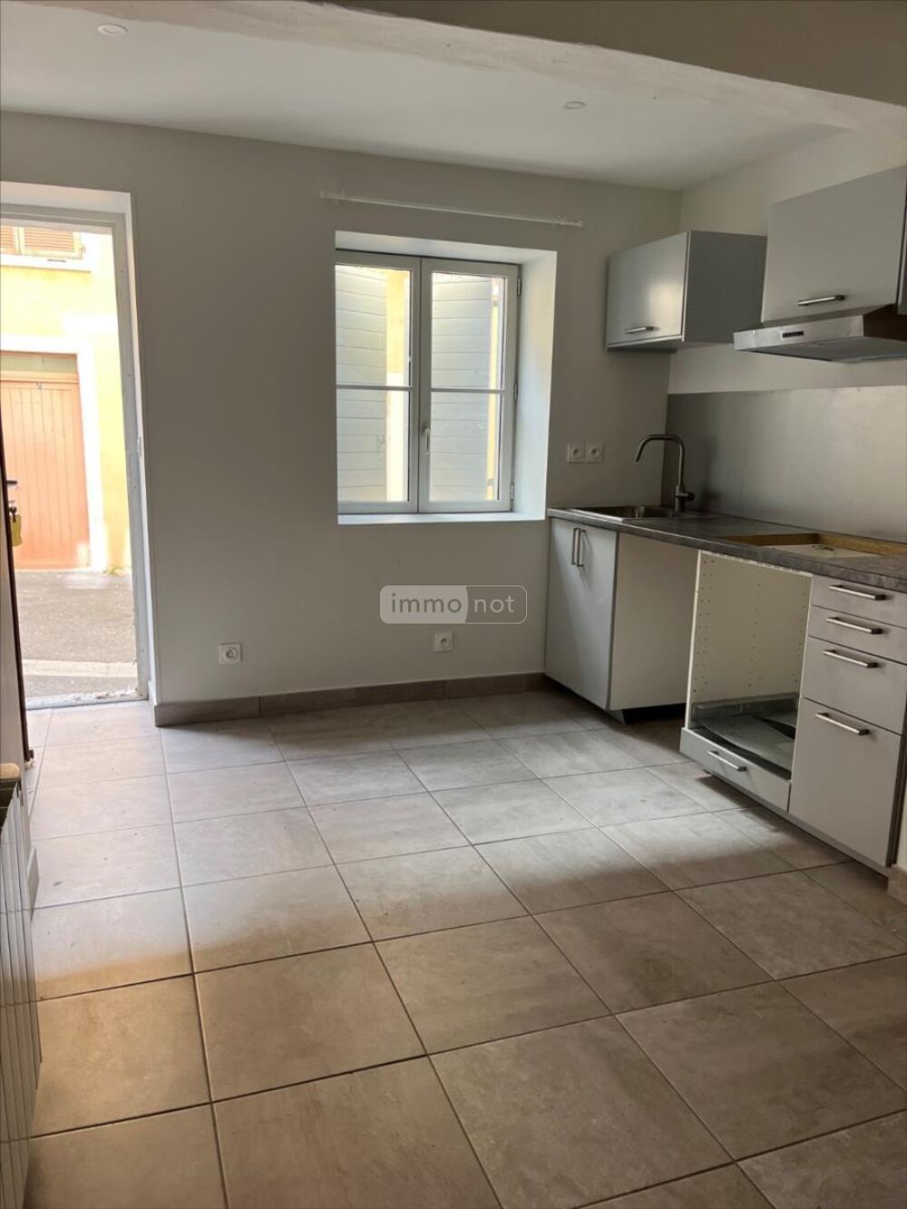 APPARTEMENT situé en rez de chaussée composé d''une cuis....
