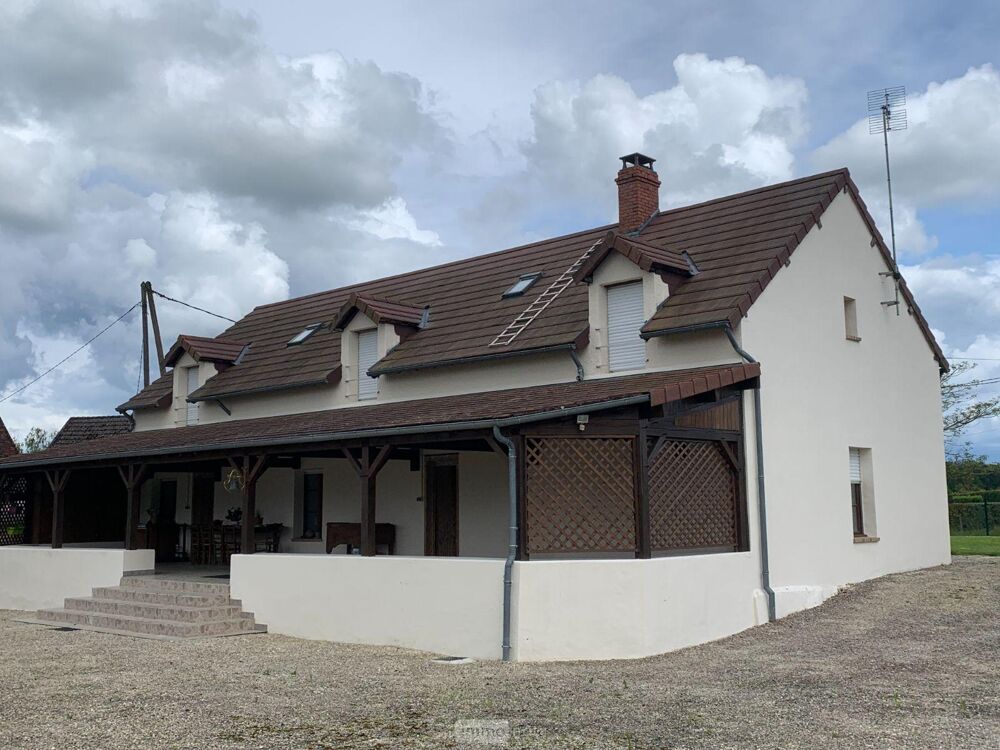 Située en Brenne Maison en bon état avec plan d''eau, dé....