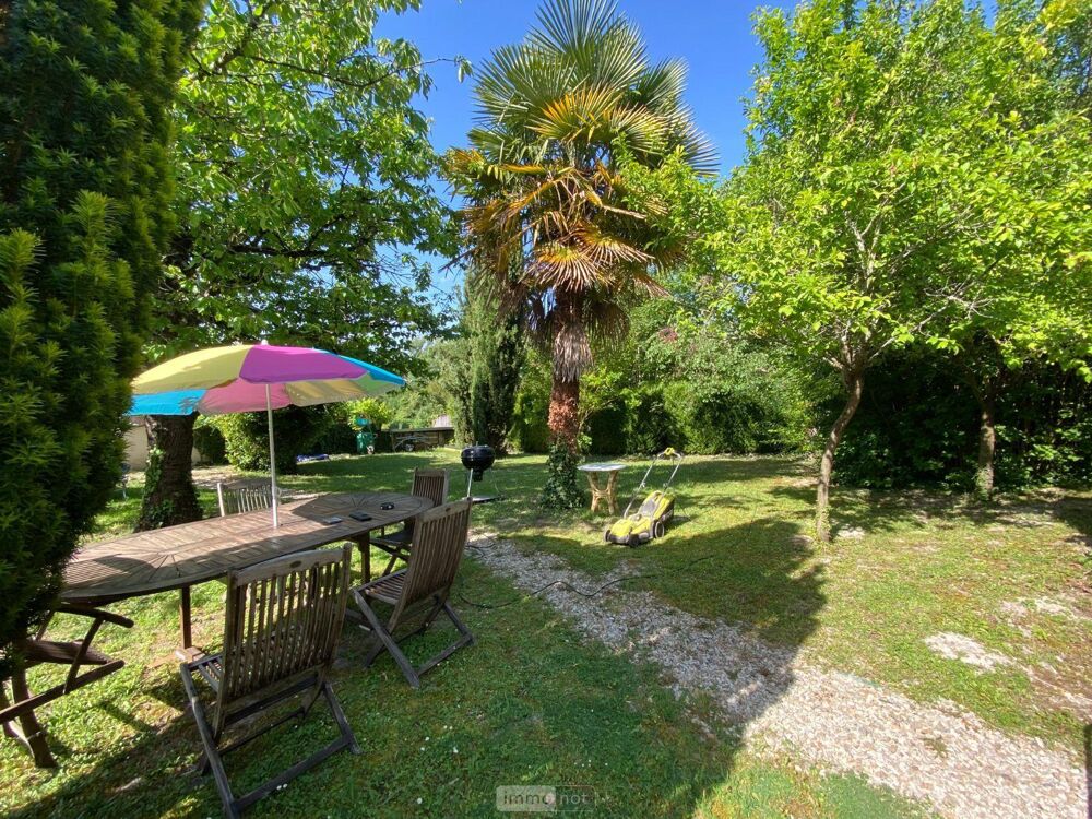 Une maison est actuellement louée, offrant un revenu loc....