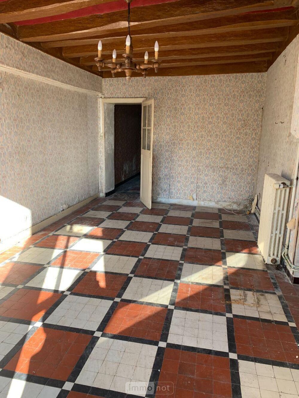 Une maison à restaurer composée d''un séjour, un salon, ....
