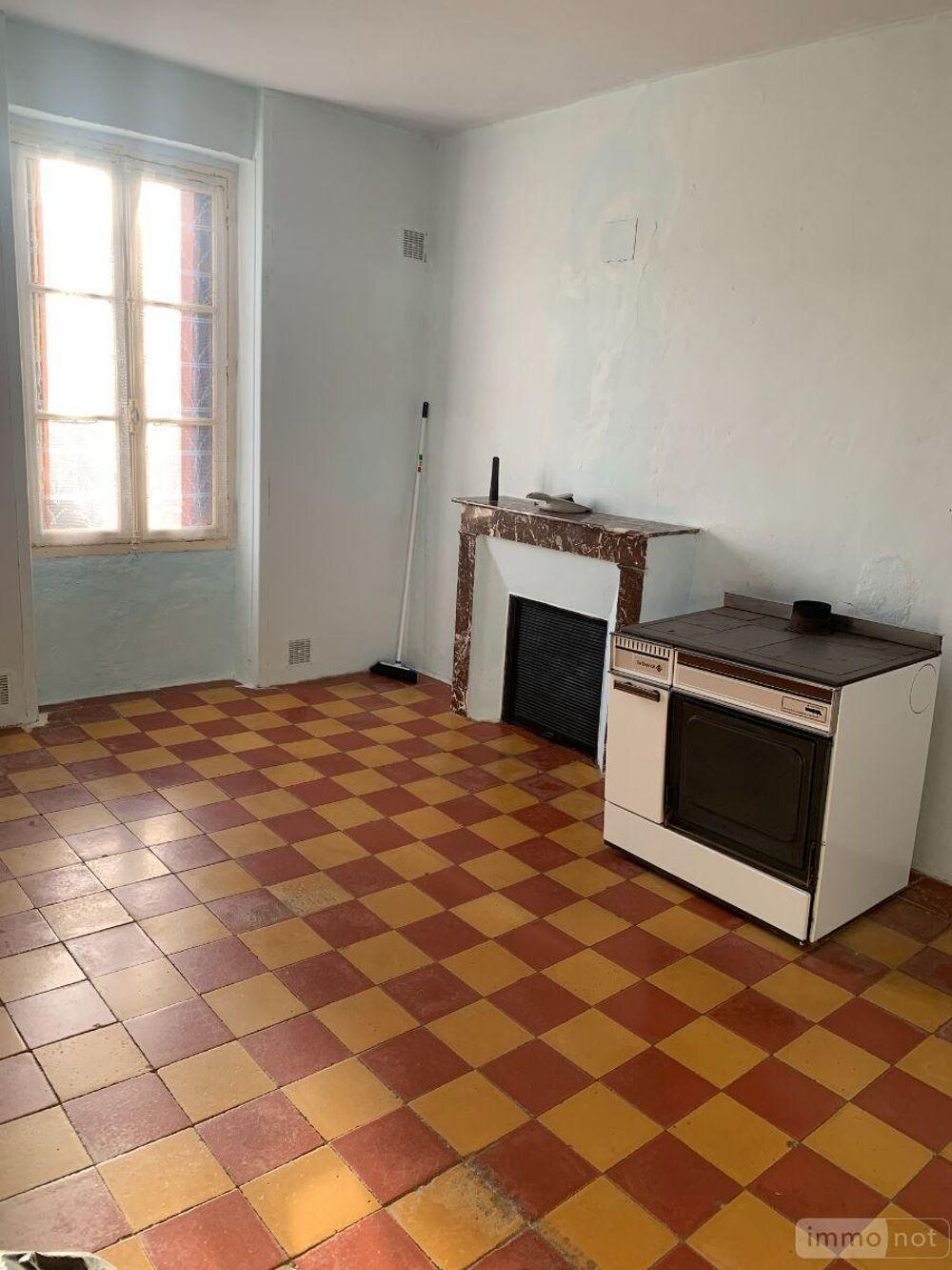 Une maison composée d''une entrée, une cuisine, une buan....