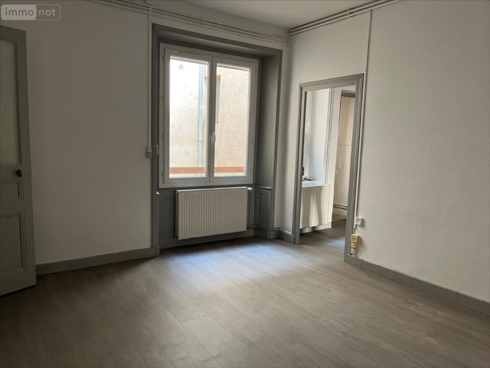 APPARTEMENT rénové situé au 1er niveau, composé d''une e....