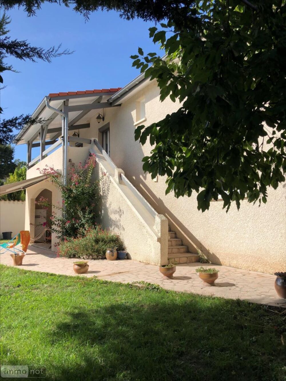 Sur le coteau de LA BOISSE, spacieuse maison composée d'....