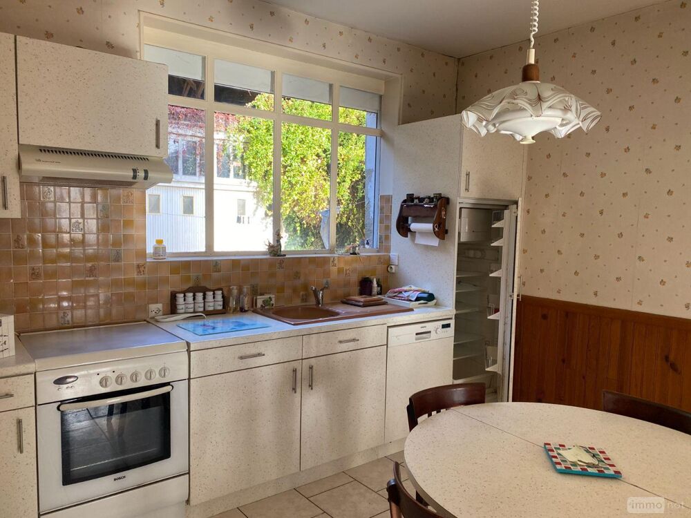 Une maison située en centre bourg composée d''une cuisin....