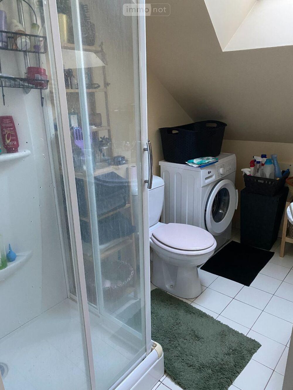 Une maison est actuellement louée, offrant un revenu loc....