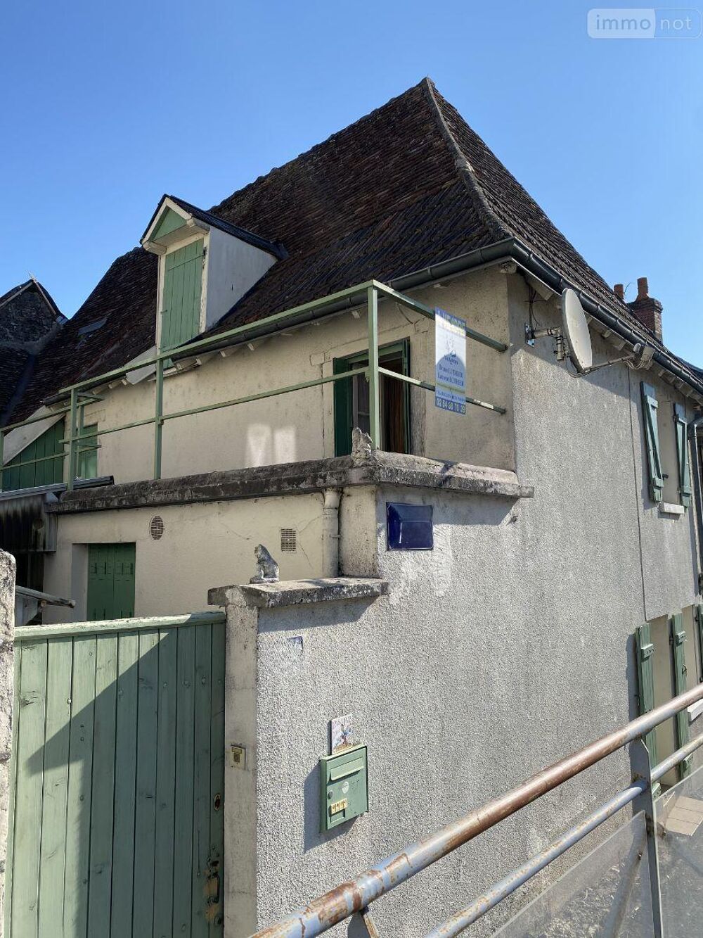 Charmante maison de bourg offrant, au rez-de-chaussée, u....