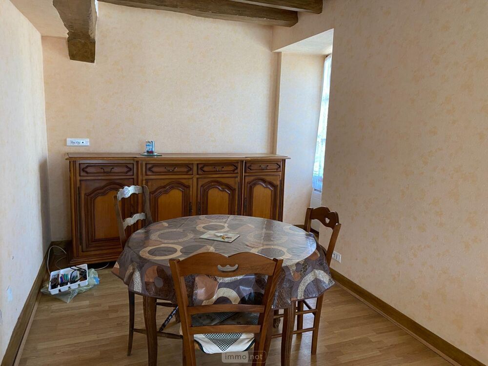 Une maison ancienne en centre bourg composée d''une pièc....