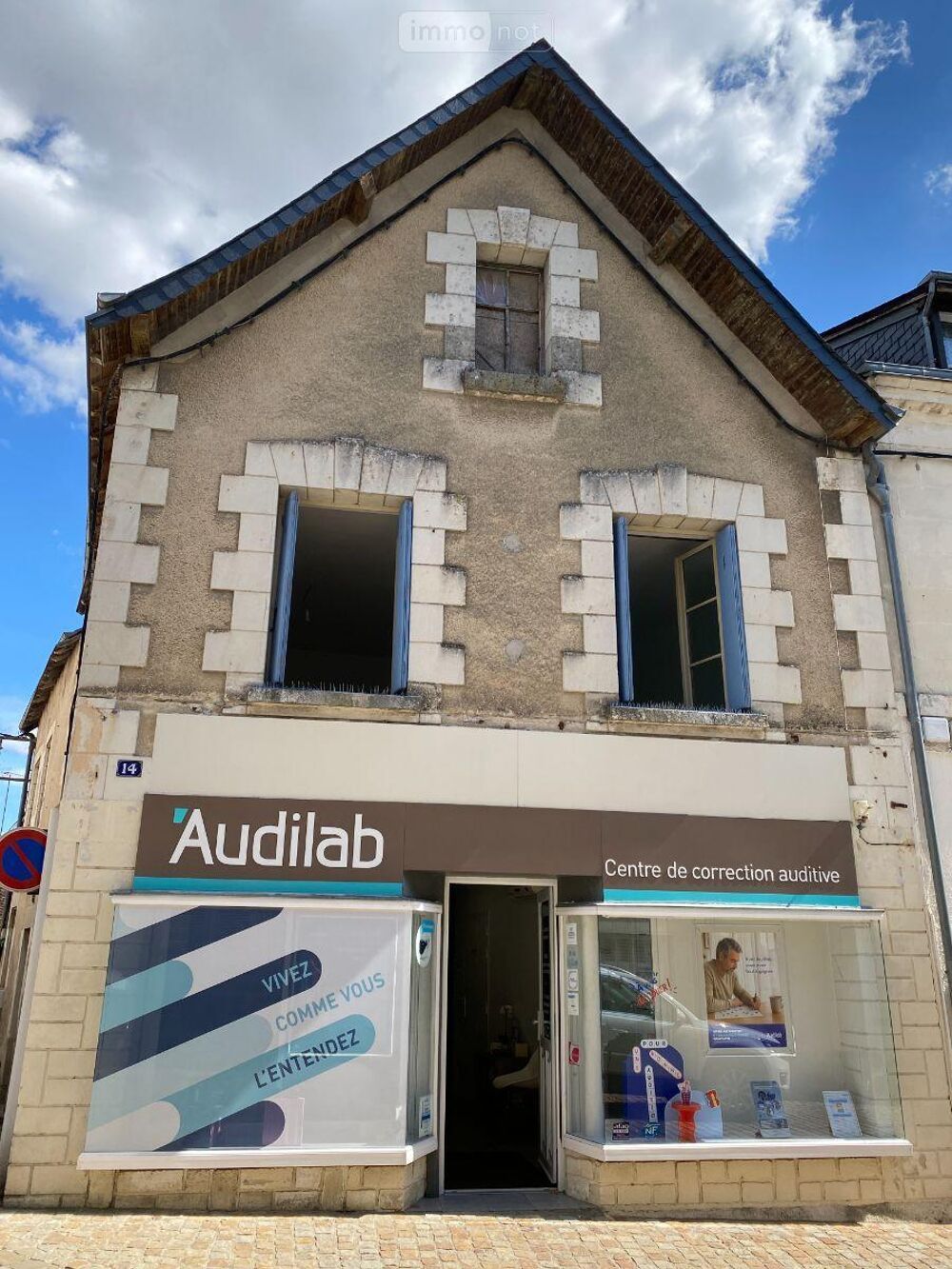 Un immeuble situé en plein centre ville comprenant : ....