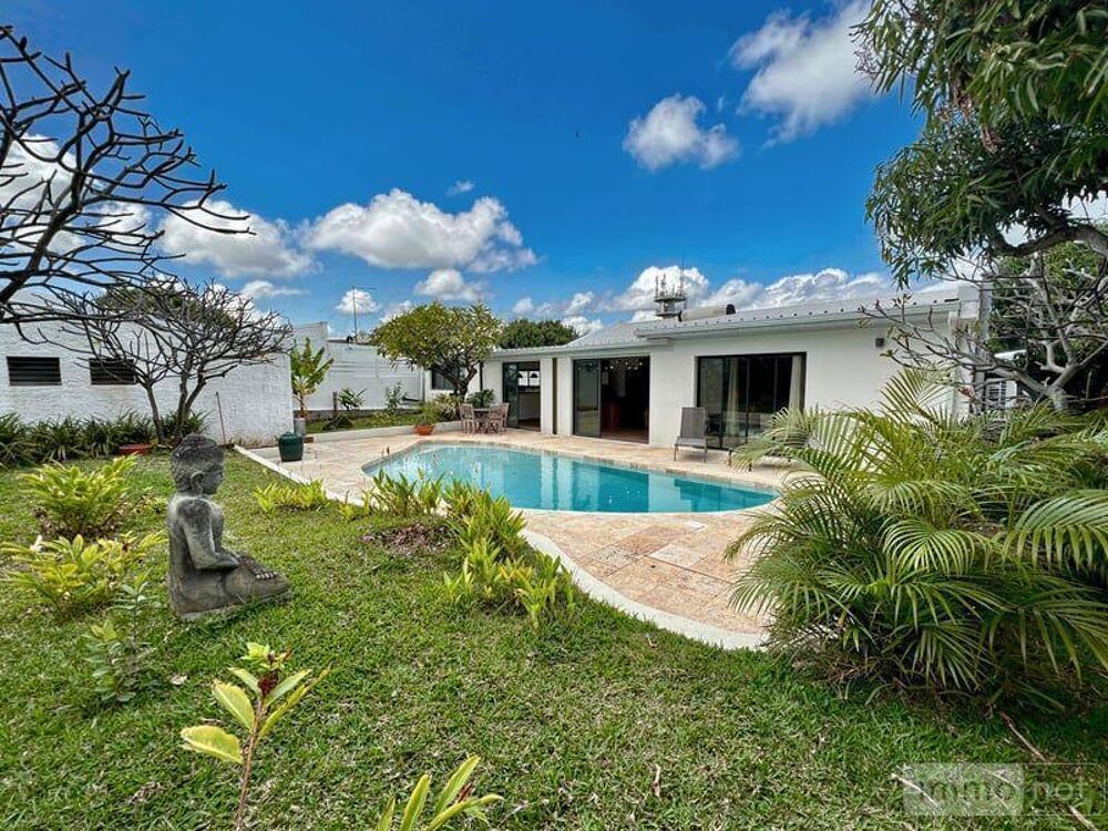 vente Maison - 6 pièce(s) - 177 m² Saint-Pierre (97410)