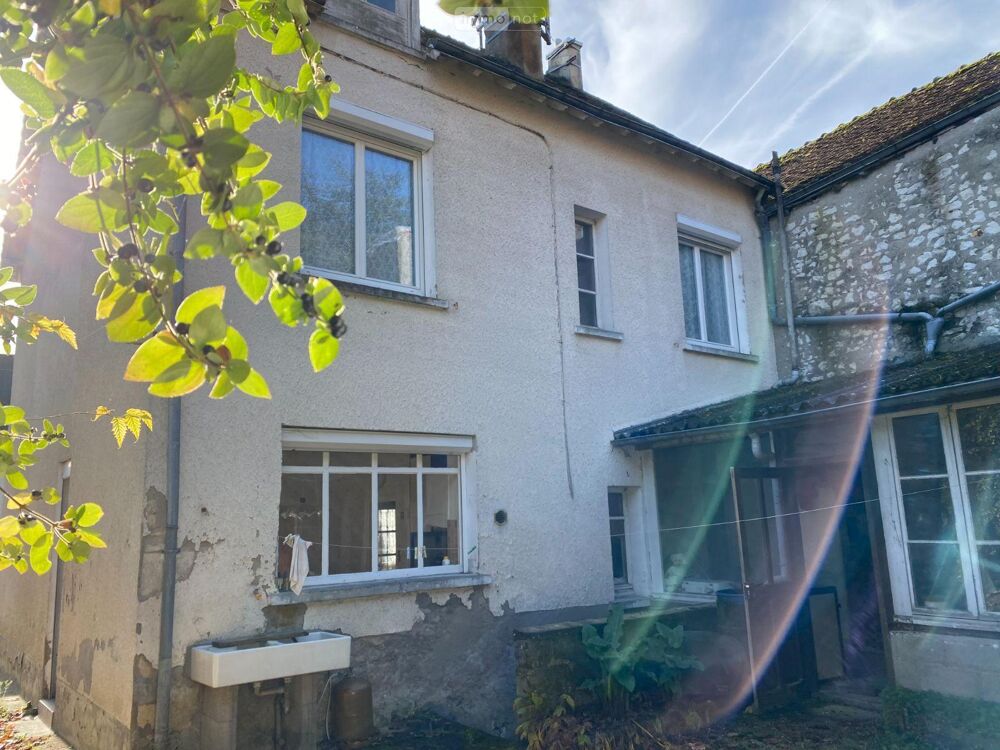 Une maison située en centre bourg composée d''une cuisin....
