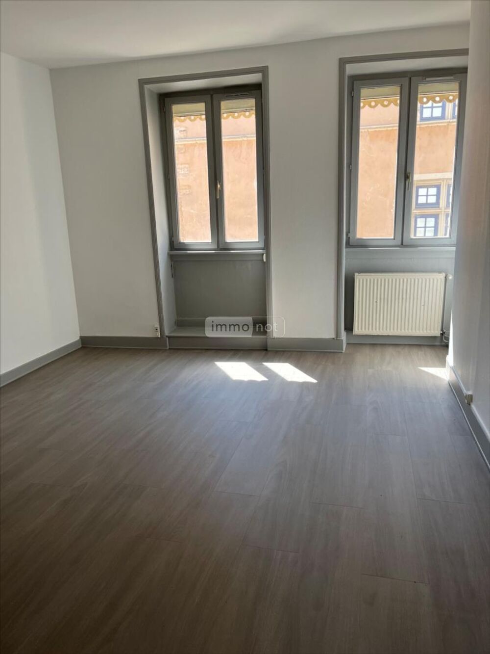 APPARTEMENT rénové situé au 1er niveau, composé d''une e....