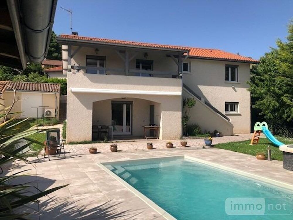 Sur le coteau de LA BOISSE, spacieuse maison composée d'....