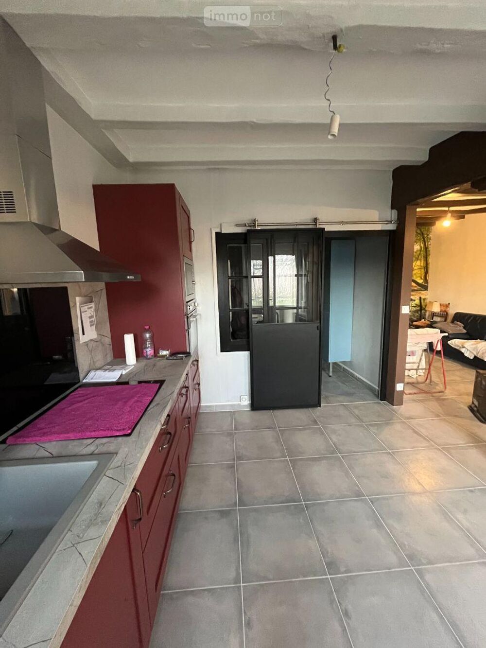Une maison de bourg composée d''une pièce de vie avec un....